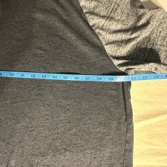 🎉Old Navy Short Sleeve Soft Wahed Baseball Style Tee 2 Toned Gray Size Large - Picture 6 of 6